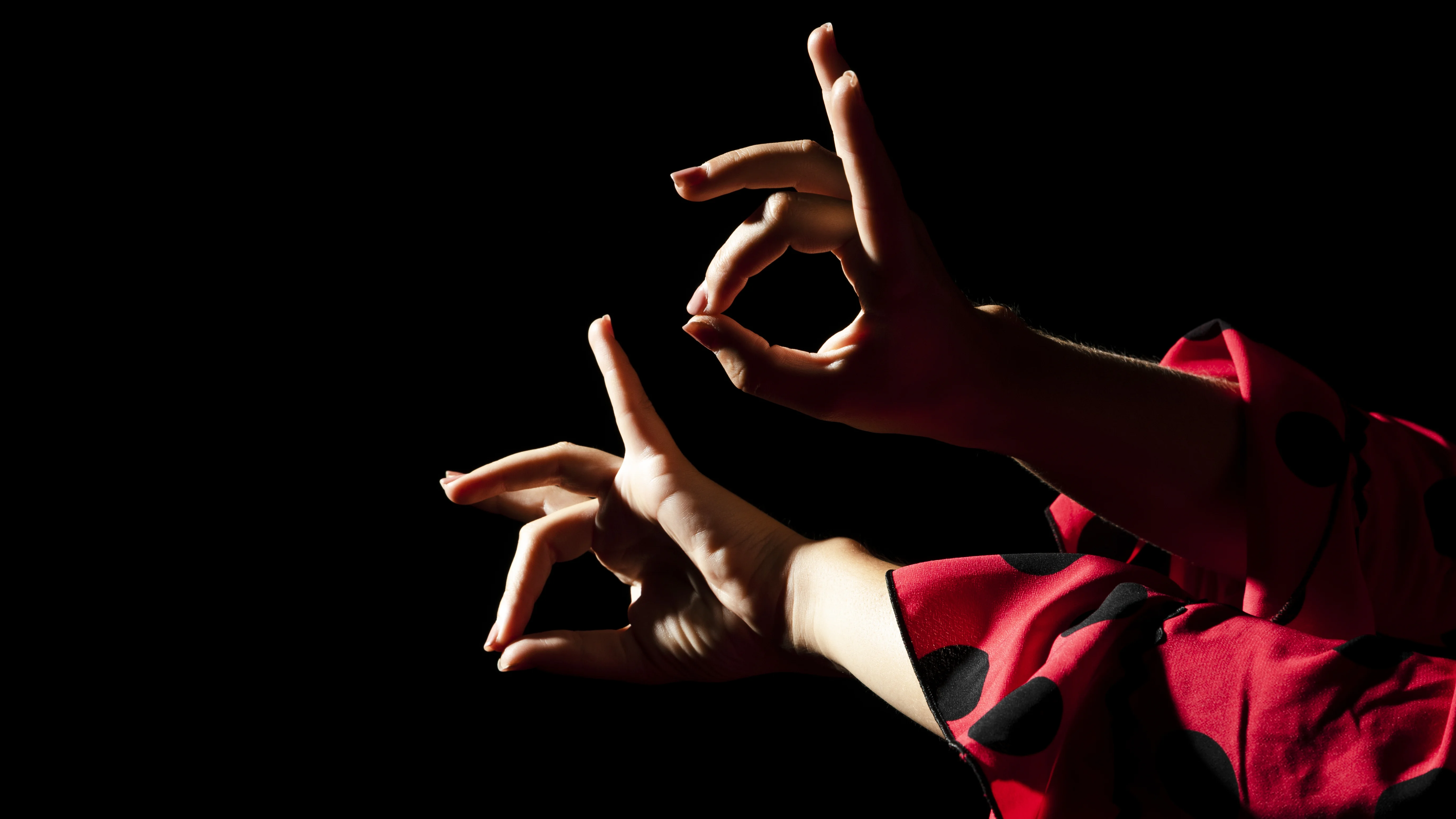 Manos de una bailaora flamenca